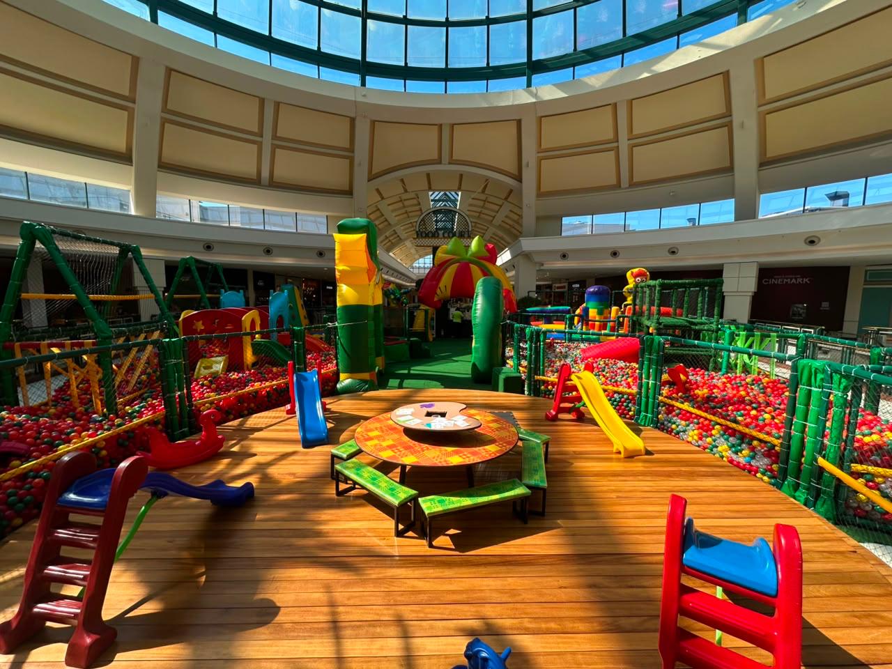 Parque infantil colorido em shopping center