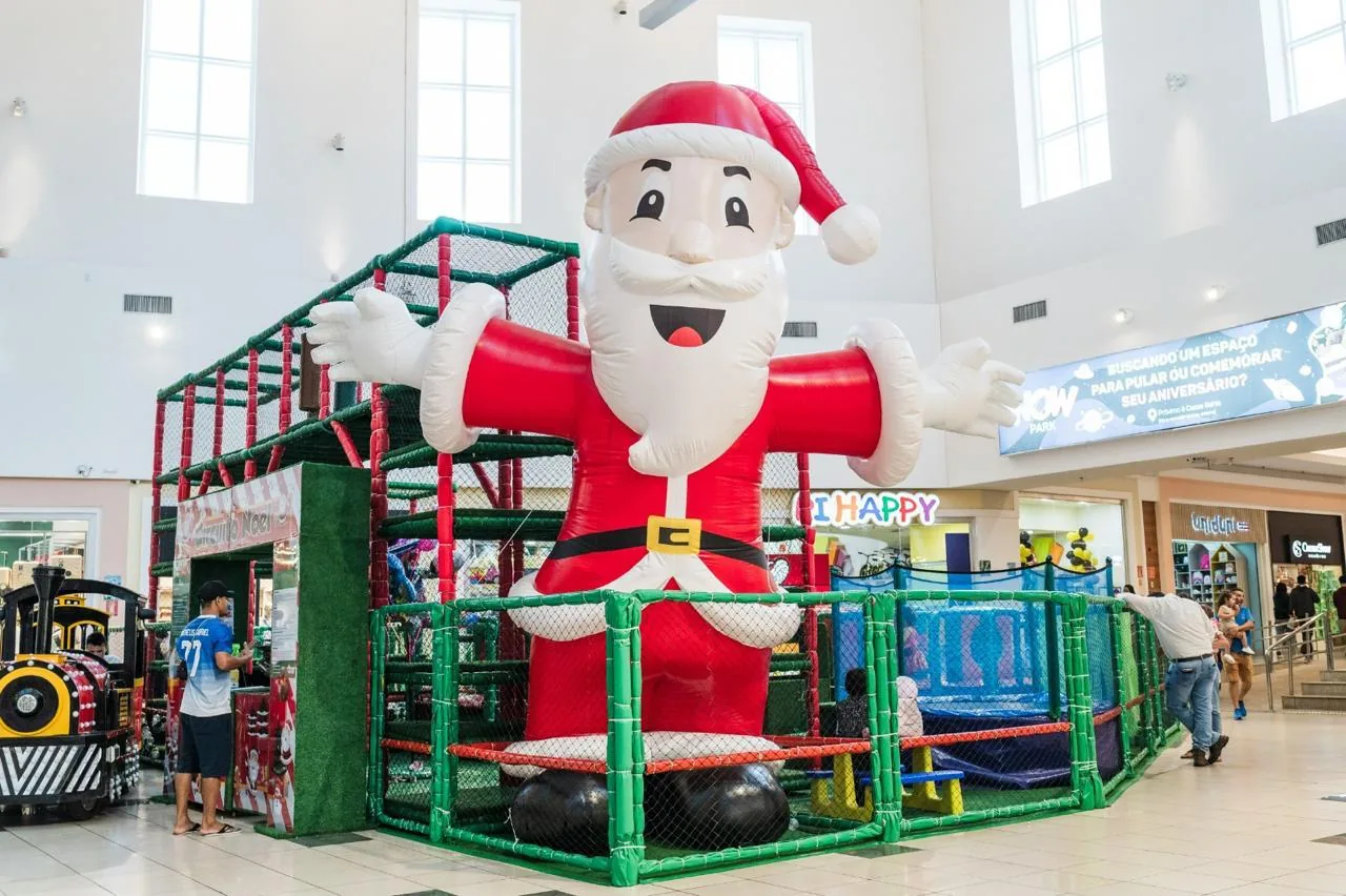 Circuito Noel com personagem cenográfico em shopping center