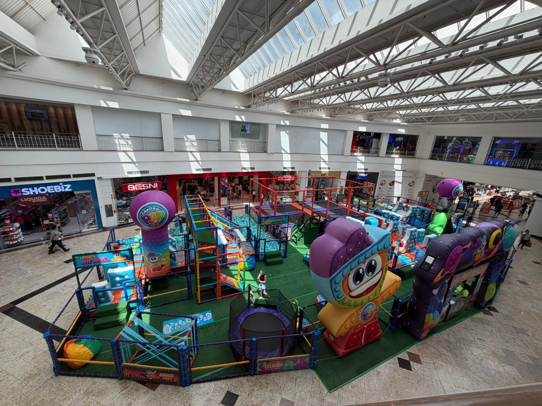 Parque itinerante licenciado montado em shopping center