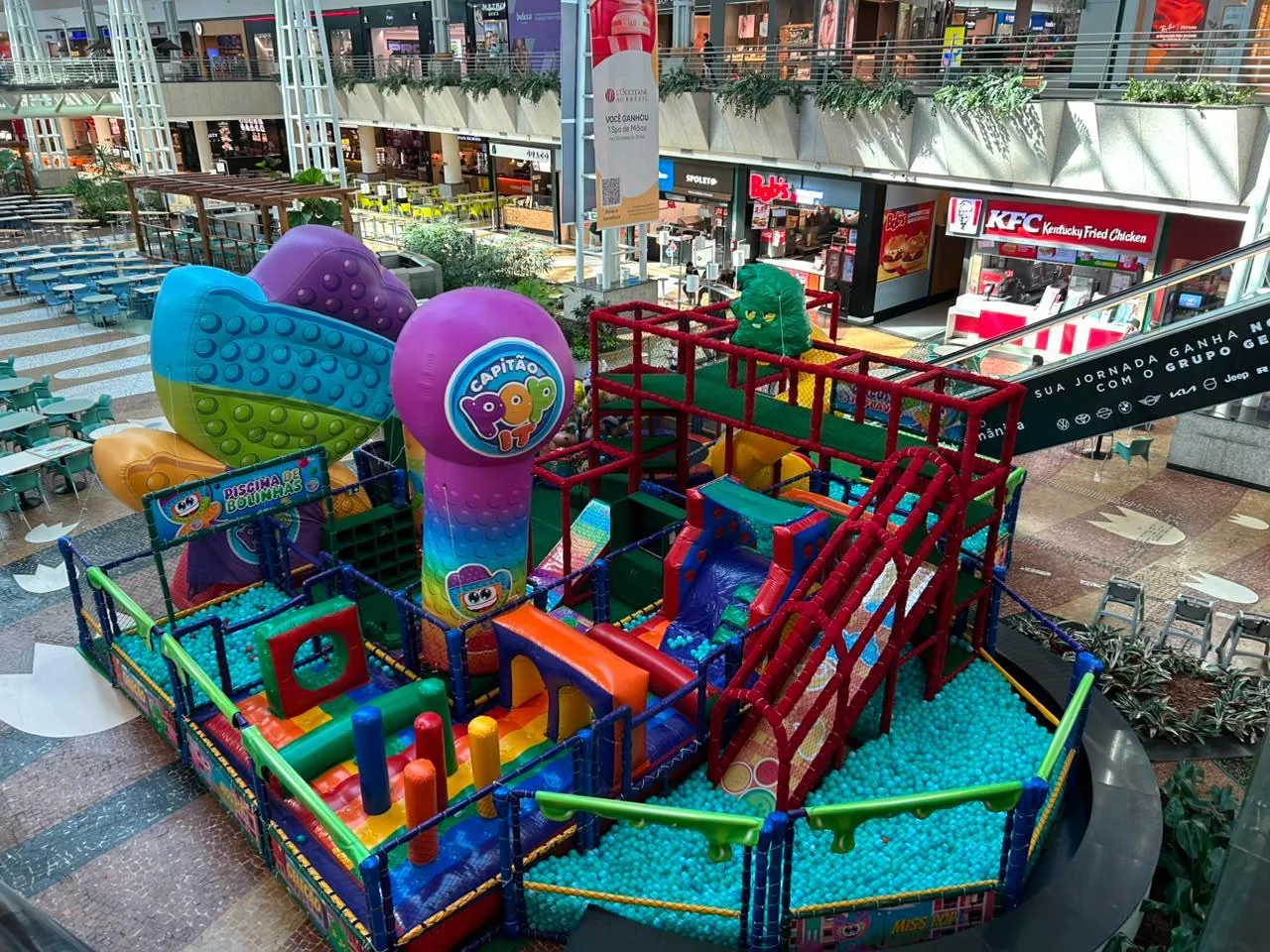 Projeto licenciado colorido em shopping center